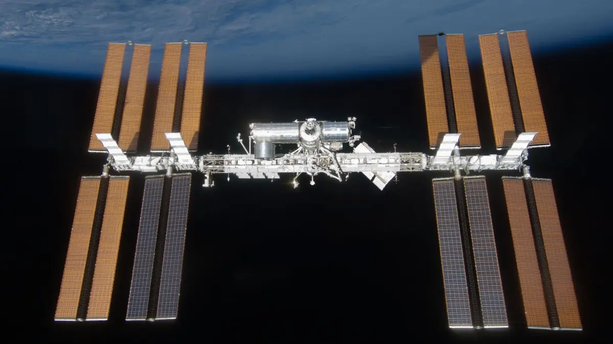 Réparations en cours dans l'ISS, des astronautes mis à l'abri: (FILES) This handout image released by NASA shows the International Space Station on March 25, 2009 as seen from the US space shuttle Discovery as the shuttle departs the station and performs a flyaround. A leak on the International Space Station triggered a brief safety alert on June 5, 2026, as Russian astronauts prepared to start repairs, before NASA announced that the operation was over. Astronauts had started safety procedures while Russia's crew on the ISS planned to begin repairs that were then postponed. (Photo by Handout / NASA / AFP) / RESTRICTED TO EDITORIAL USE - MANDATORY CREDIT "AFP PHOTO / NASA / HANDOUT" - HANDOUT - NO MARKETING NO ADVERTISING CAMPAIGNS - DISTRIBUTED AS A SERVICE TO CLIENTS