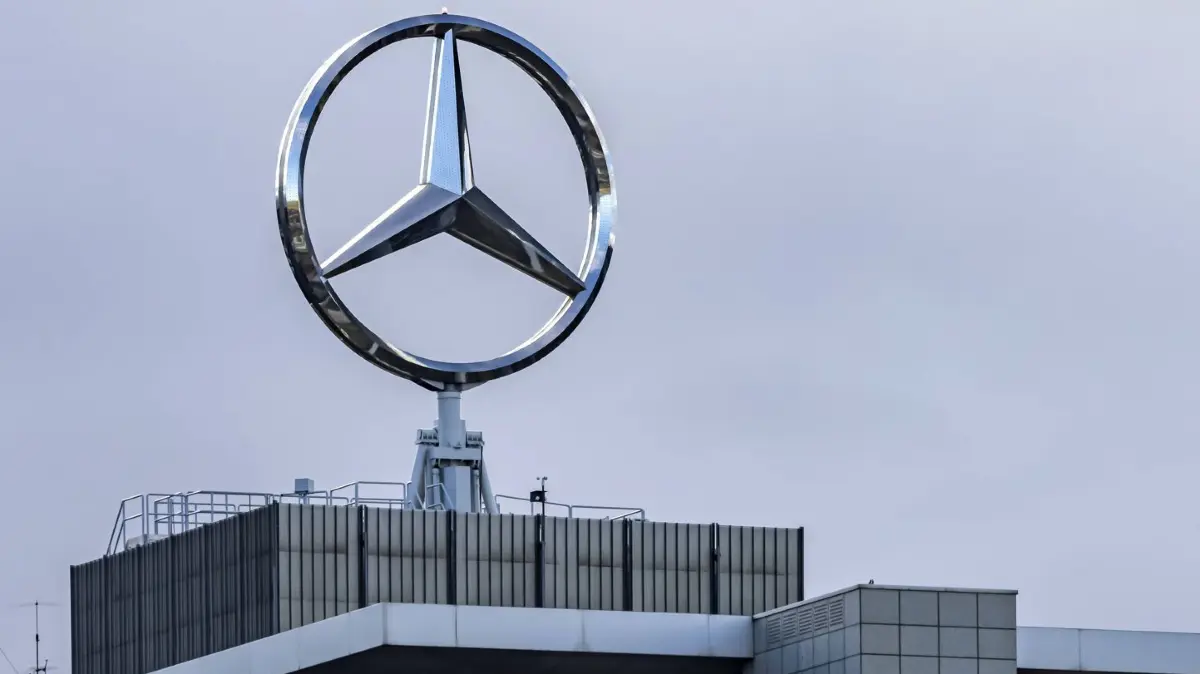 Mercedesstern auf einem Gebäude im Werk Untertürkheim der Mercedes-Benz Group AG. // 28.10.2025. Stuttgart, Baden-Württemberg, Deutschland *** Mercedes star on a building at the Untertürkheim plant of Mercedes Benz Group AG 28 10 2025 Stuttgart, Baden Württemberg, Germany