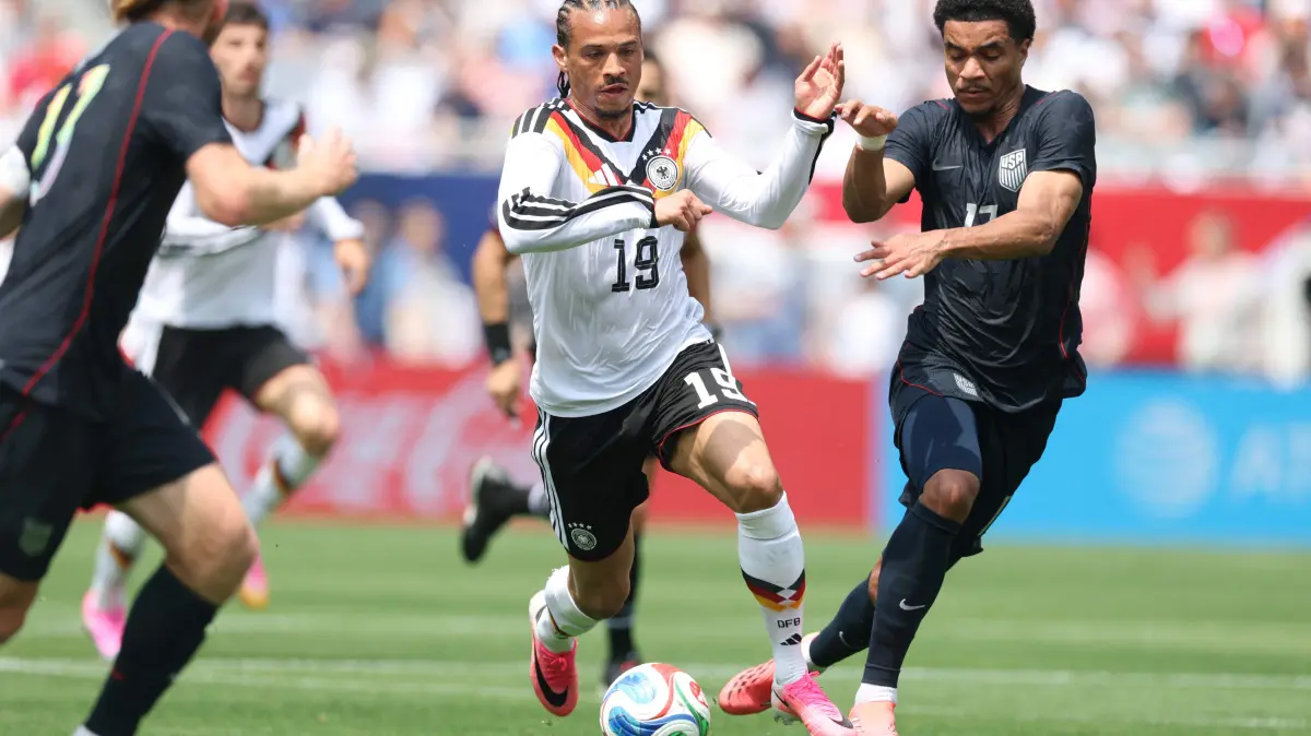 United States v Germany - International Friendly: CHICAGO, ILLINOIS - JUNE 06: Leroy Sané of Germany and Malik Tillman of United States compete for the ball during the international friendly match between United States and Germany at Soldier Field on June 06, 2026 in Chicago, Illinois. Alexander Hassenstein/Getty Images/AFP (Photo by ALEXANDER HASSENSTEIN / GETTY IMAGES NORTH AMERICA / Getty Images via AFP)