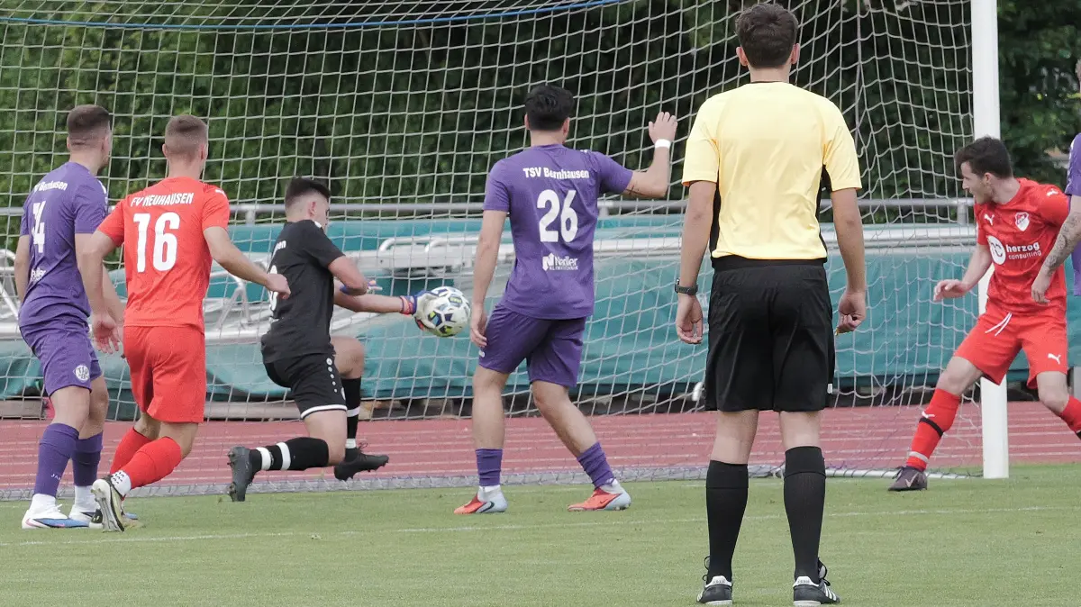 Fußball, Fussball, Landesliga, TSV Bernhausen - FV Neuhausen: Fußball, Fussball, Landesliga, TSV Bernhausen - FV Neuhausen
Nr.30 (B): Matej Livancic - schwarz
Nr.28 (N): Markus Fickeisen - rot
Fotograf: Günter E. Bergmann - Photography
Aufnahmedatum: 06.06.2026