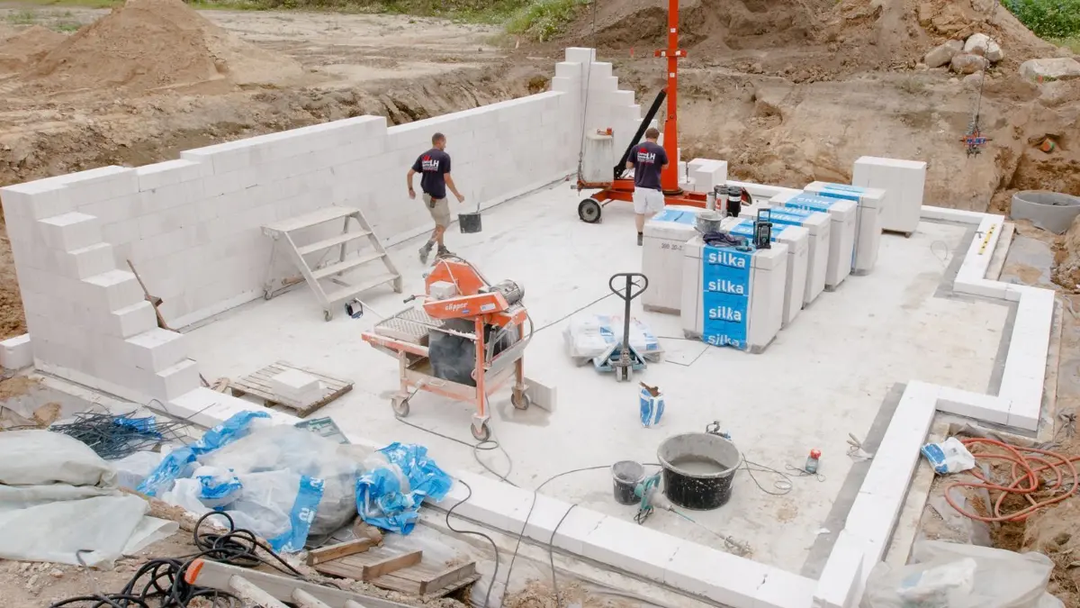 Baustelle eines Einfamilienhauses mit Keller: ARCHIV - Heizung, Technik und Co.: Nicht immer muss das in einem Keller untergebracht werden. Doch wer sich gegen den Keller entscheidet, sollte sich der Folgen bewusst sein: Nachrüsten ist quasi nicht möglich. (zu dpa: «Nicht an falschen Stellen: Beim Hausbau richtig sparen») Foto: Markus Scholz/dpa-tmn - Honorarfrei nur für Bezieher des dpa-Themendienstes +++ dpa-Themendienst +++