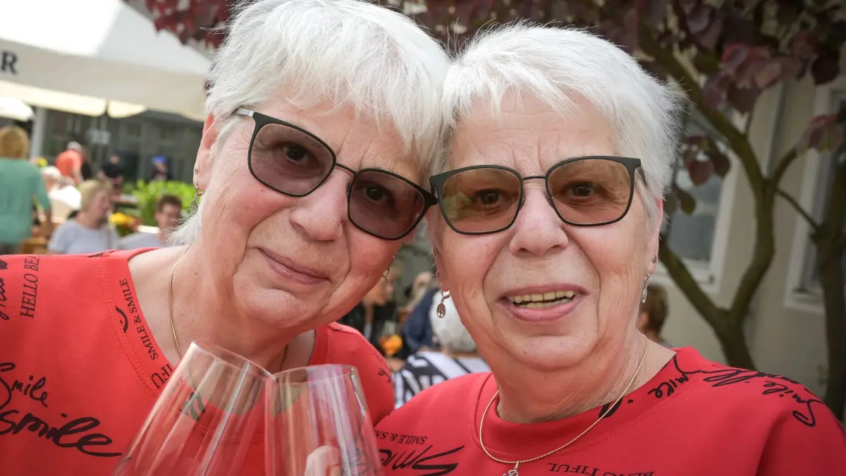 Zwillingstreffen in Lutherstadt Wittenberg: 07.06.2026, Sachsen-Anhalt, Lutherstadt Wittenberg: Karin Michl und Renate Golombek (r.) sind ein Herz und eine Seele als Zwillingspaar. Rund 40 Zwillingspaare aus ganz Deutschland haben sich in Lutherstadt Wittenberg zu einem Zwillingstreffen versammelt. Foto: Heiko Rebsch/dpa +++ dpa-Bildfunk +++