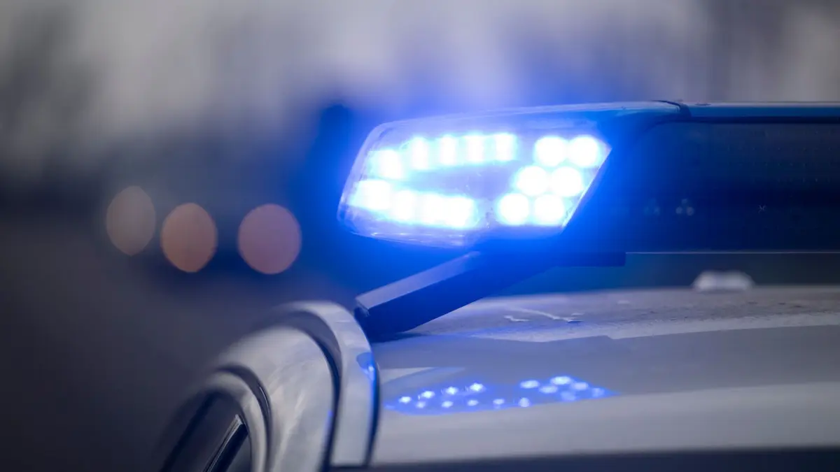 Polizei - Symbolbild: ARCHIV - 17.12.2025, Baden-Württemberg, Kehl: Ein Blaulicht blinkt während eines Fototermins mit der Deutschen Presse-Agentur (dpa) an der deutsch-französischen Grenze an einem Einsatzfahrzeug der Bundespolizei. (zu dpa: «Rechts überholt: Motorradfahrer bei Unfall schwer verletzt») Foto: Marijan Murat/dpa +++ dpa-Bildfunk +++