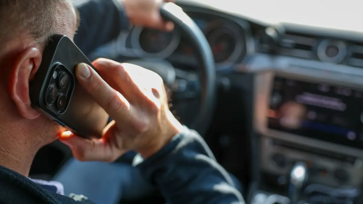 Illustration - Smartphone am Steuer: ARCHIV - 02.10.2025, Sachsen, Grimma: +++ Illustration +++ Ein Mann telefoniert in seinem Auto mit einem Smartphone. (zu dpa: «ADAC: Handys im Verkehr sind gefährliche Gewohnheit») Foto: Jan Woitas/dpa +++ dpa-Bildfunk +++