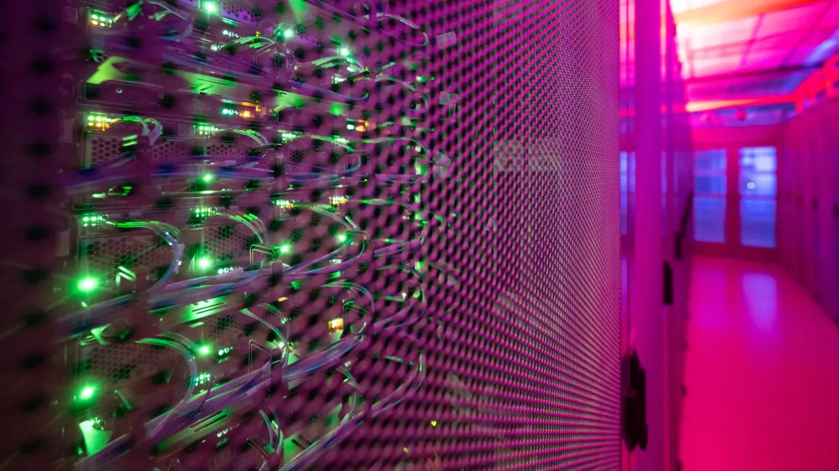 Serverschrank in einem Rechenzentrum.: ARCHIV - 23.01.2023, Hessen, Frankfurt/Main: LEDs leuchten in einem Serverschrank in einem Rechenzentrum. (zu dpa: «Bundesregierung gründet KI-Sicherheitsinstitut») Foto: Sebastian Gollnow/dpa +++ dpa-Bildfunk +++