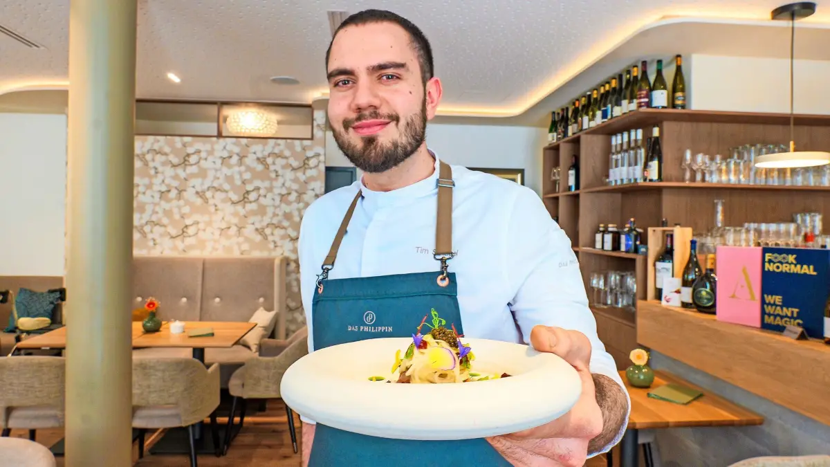 Rutesheim - Gastro der Koch Tim Striegel mit den von ihm zubereiteten Speisen in dem kürzlich renovierten Café und der Konditorei Philippins. Im Bild: Balfego Thunfisch mit marinierte Kohlrabi, Wasabi Creme & ponzu und Gurkensud