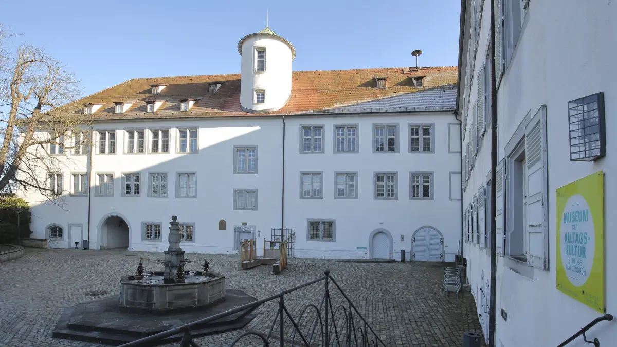 Schloss erbaut 14. Jhdt Innenhof, Museum der Alltagskultur, Brunnen, Waldenbuch, Baden-Württemberg, Deutschland Castle built 14th century courtyard, museum of everyday culture, fountain, Waldenbuch, Baden-Württemberg, Germany Copyright: imageBROKER/GeraldxAbele iblgda16103544.jpg Bitte beachten Sie die gesetzlichen Bestimmungen des deutschen Urheberrechtes hinsichtlich der Namensnennung des Fotografen im direkten Umfeld der Veröffentlichung