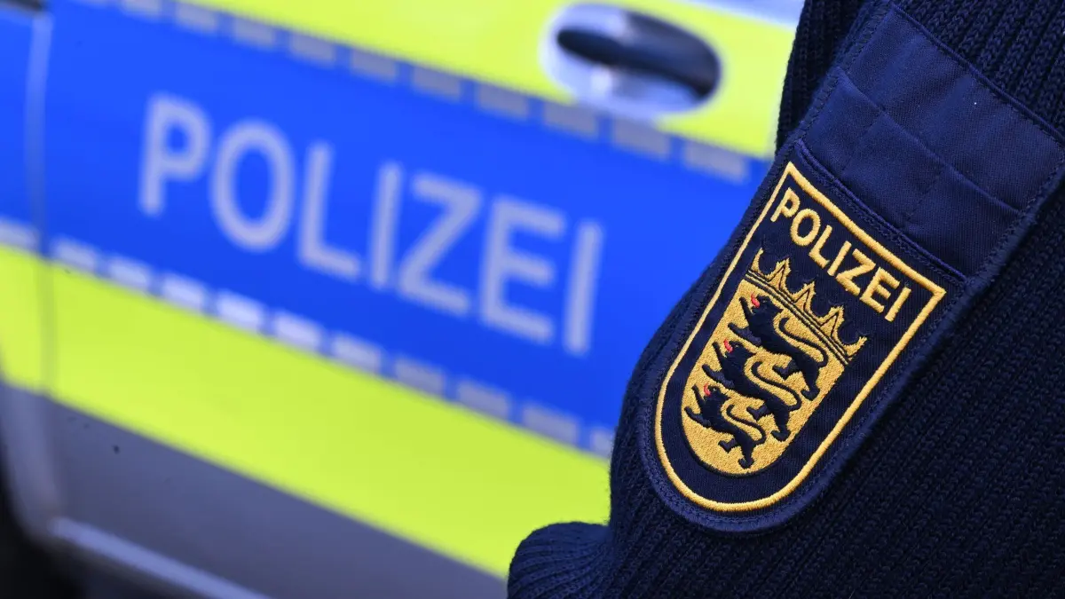 Polizei: ARCHIV - 03.12.2024, Baden-Württemberg, Stuttgart: Das Logo der Polizei auf der Dienstkleidung eines Beamten. (zu dpa: «Nackter belästigt Gäste in Therme und attackiert Polizisten») Foto: Bernd Weißbrod/dpa +++ dpa-Bildfunk +++