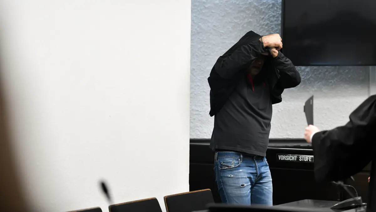 Totschlag, Kofferleiche: Stuttgart, Landgericht Sitzung zum Thema Kofferleichen-Fall.
!!! BITTE: die Anforderung des Gerichts bez. Gesichtsverpixelung beachten!!!
Tatvorwurf: Totschlag; Tatort: Filderstadt; Dem Angeklagten (geb. August 1974) wird vorgeworfen, er habe zu einem nicht näher bestimmbaren Zeitpunkt zwischen dem 22.07.2025 und dem 07.08.2025 auf die Geschädigte derart eingewirkt, dass sie gestorben sei, wobei er ihren Tod zumindest billigend in Kauf genommen habe. Sodann soll er den Leichnam der Geschädigten in einen Rollkoffer verpackt und diesen mit Folie und Müllbeutel umwickelt haben. Den Leichnam im Koffer soll er unter einer Brücke eines ausgetrockneten Bachlaufs abgelegt haben, wo ihn am 28.08.2025 zwei Mitarbeiter des städtischen Bauhofs aufgefunden haben sollen.