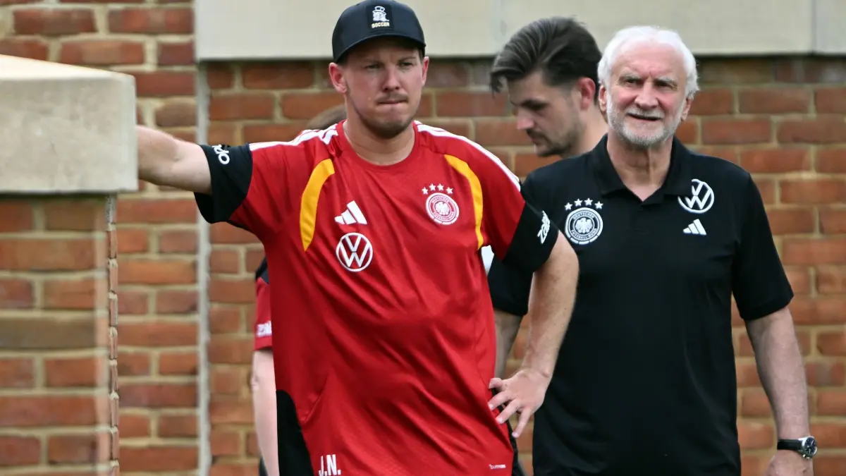 Fußball-WM 2026 - Training Deutschland: 08.06.2026, USA, Winston-Salem: Fußball: Nationalmannschaft, vor dem ersten WM-Spiel gegen Curacao, Bundestrainer Julian Nagelsmann (Deutschland) und Rudi Völler, Direktor, Direktor Nationalmannschaft, (Deutschland) beim öffentlichen Training auf dem Gelände der Wake Forest University. Foto: Federico Gambarini/dpa +++ dpa-Bildfunk +++