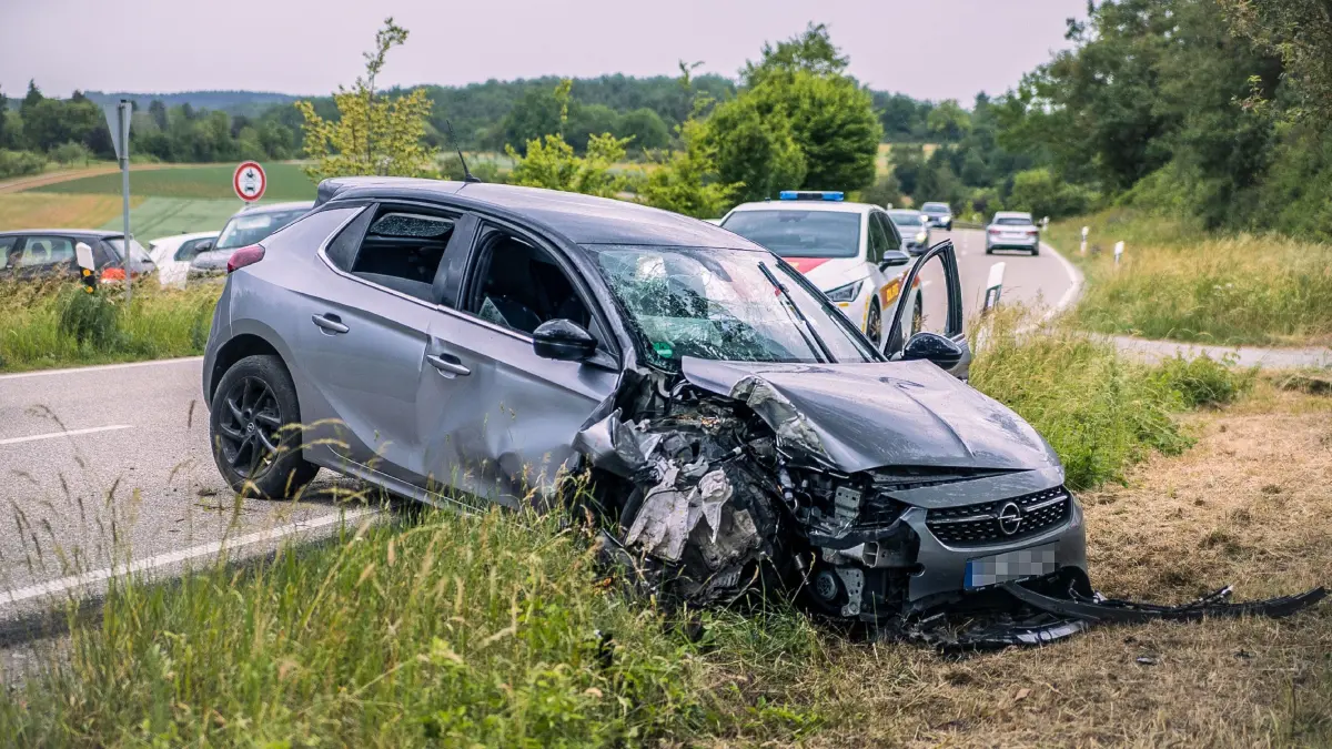 Am Montagnachmittag kam es auf der Strecke zwischen Heimsheim und Moensheim zu einem schweren Verkehrsunfall. Wie die Polizei mitteilt, war der Fahrer eines Opel aus Richtung Heimsheim kommend in Fahrtrichtung Moensheim unterwegs, als er aus bislang ungeklaerter Ursache die Kontrolle ueber sein Fahrzeug verlor. Beim Gegenlenken kam der PKW von der Fahrbahn ab und prallte gegen einen Baum.<br />
<br />
Der Opel-Fahrer wurde bei dem Unfall schwer verletzt. Nach der Erstversorgung durch den Rettungsdienst wurde er in ein Krankenhaus gebracht. Der entstandene Sachschaden kann derzeit noch nicht beziffert werden. Der Opel war nicht mehr fahrbereit und musste abgeschleppt werden.