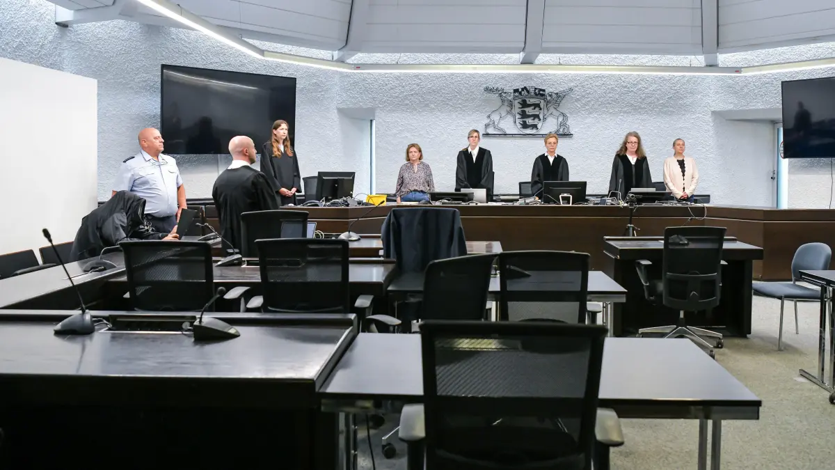 Totschlag, Kofferleiche: Stuttgart, Landgericht Sitzung zum Thema Kofferleichen-Fall.
!!! BITTE: die Anforderung des Gerichts bez. Gesichtsverpixelung beachten!!!
Tatvorwurf: Totschlag; Tatort: Filderstadt; Dem Angeklagten (geb. August 1974) wird vorgeworfen, er habe zu einem nicht näher bestimmbaren Zeitpunkt zwischen dem 22.07.2025 und dem 07.08.2025 auf die Geschädigte derart eingewirkt, dass sie gestorben sei, wobei er ihren Tod zumindest billigend in Kauf genommen habe. Sodann soll er den Leichnam der Geschädigten in einen Rollkoffer verpackt und diesen mit Folie und Müllbeutel umwickelt haben. Den Leichnam im Koffer soll er unter einer Brücke eines ausgetrockneten Bachlaufs abgelegt haben, wo ihn am 28.08.2025 zwei Mitarbeiter des städtischen Bauhofs aufgefunden haben sollen.