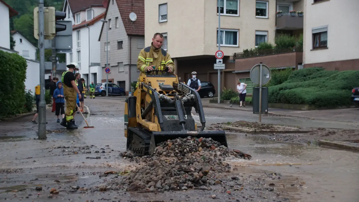 Am Freitagabend kam es in Esslingen durch das Unwetter zu massiven Ueberschwemmungen.<br />
Oberhalb der Kuhsteige in Esslingen lief ein Bach ueber. Der bach lief die Kuhsteige herunter und anschliessen in die Stettener Strasse weiter entlang mehrere Keller wurden in Mitleidenschaft gezogen. Der Bach entwickelte sich zu einem Reisenden Fluss in der Strasse und befoerderte jede menge Geroell auf die Strasse. Die Stadt und die Feuerwehr beseitigten die Wasser und Geroellmassen. Ebenfalls schoss das Wasser auch aus einem Gullydeckel. Die Strasse musste gesperrt werden.
