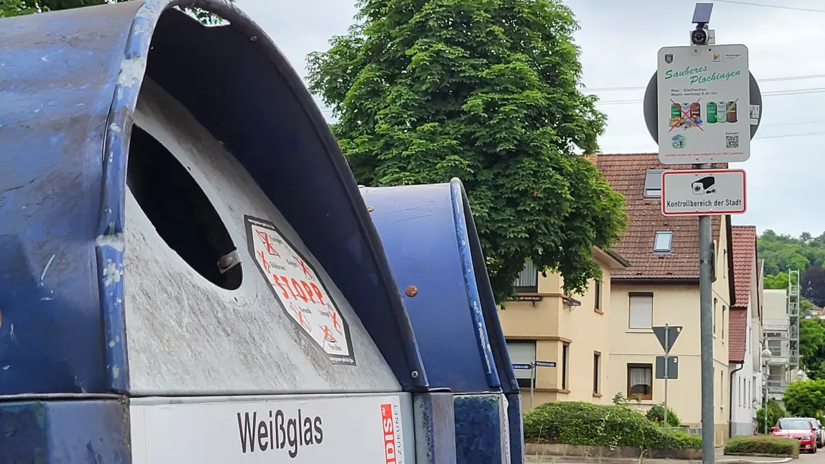 Die Glascontainer in der Wilhelmstraße - einer von zehn Standorten in Plochingen, die seit Mai videoüberwacht werden.