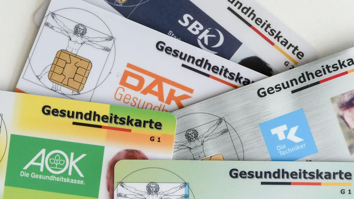 DIENSTAG Krankenversicherungskarten: ARCHIV - 17.04.2018, Berlin: Gesundheitskarten verschiedener Krankenkassen liegen auf einem Tisch. (zu dpa: «Krankenkassenbeiträge: Sorge um Versorgung im Norden») Foto: Jens Kalaene/dpa-Zentralbild/dpa +++ dpa-Bildfunk +++