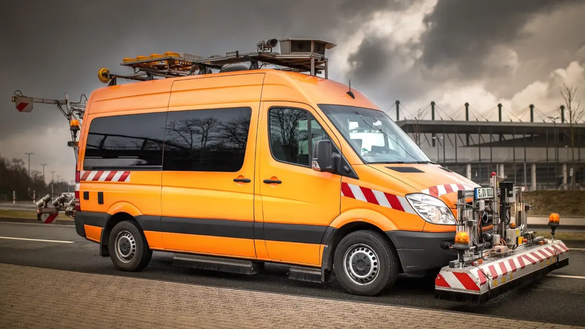 Dieser Transporter mit spezieller Messtechnik wird in den nächsten Monaten in besonderer Mission auf den Kreisstraßen unterwegs sein. Foto: Schniering GmbH, Essen