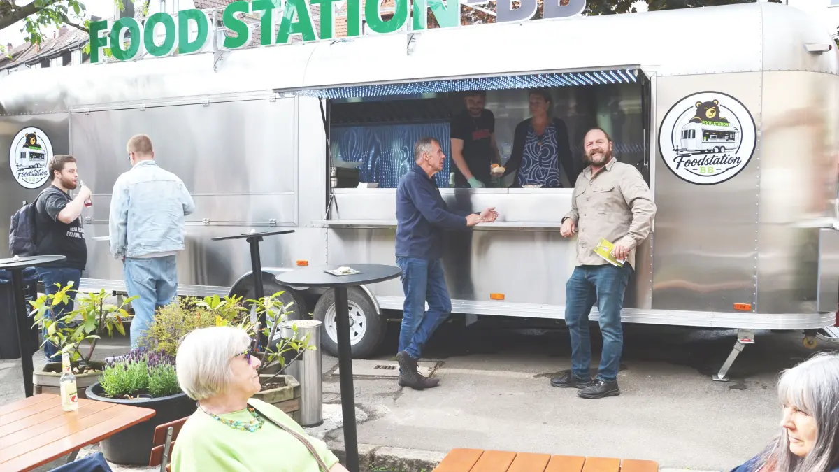 Foodtruck vor dem Böblinger Zwinger geht in Betrieb. Im Bild: Inhaber Michael Bauer und Zwinger-Betreiber Hartmut Scheibke (rechts). Im Truck servieren Pascal und Alex Bubik.