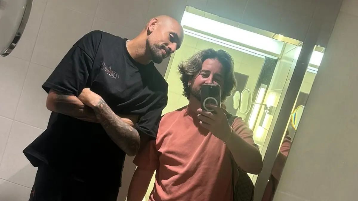 Tennis-Star Nick Kyrgios (links) lässt sich von dem Sindelfinger Frisuer Andreas Contino die Haare machen.