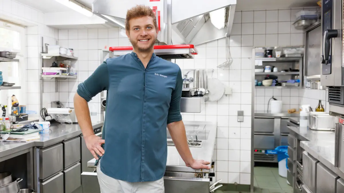 Erik Metzger: Waldenbuch, Erik Metzger von der Krone Waldenbuch wird dieses Jahr voraussichtlich zum 10. Mal einen Stern des Guide Michelin verliehen bekommen. Vom einst jüngsten Sternekoch Deutschlands gehört er nun zum fest etablierten Kreis. Rückblick auf zehn Jahre: Was hat sich geändert, was ist gleichgeblieben, wo geht die Reise hin?