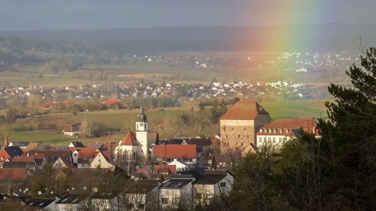 Heimsheim - für etwa zehn Minuten gab es heute Morgen kurz nach 8 Uhr einen Regenbogen über Heimsheim, der direkt zum Schloss führte