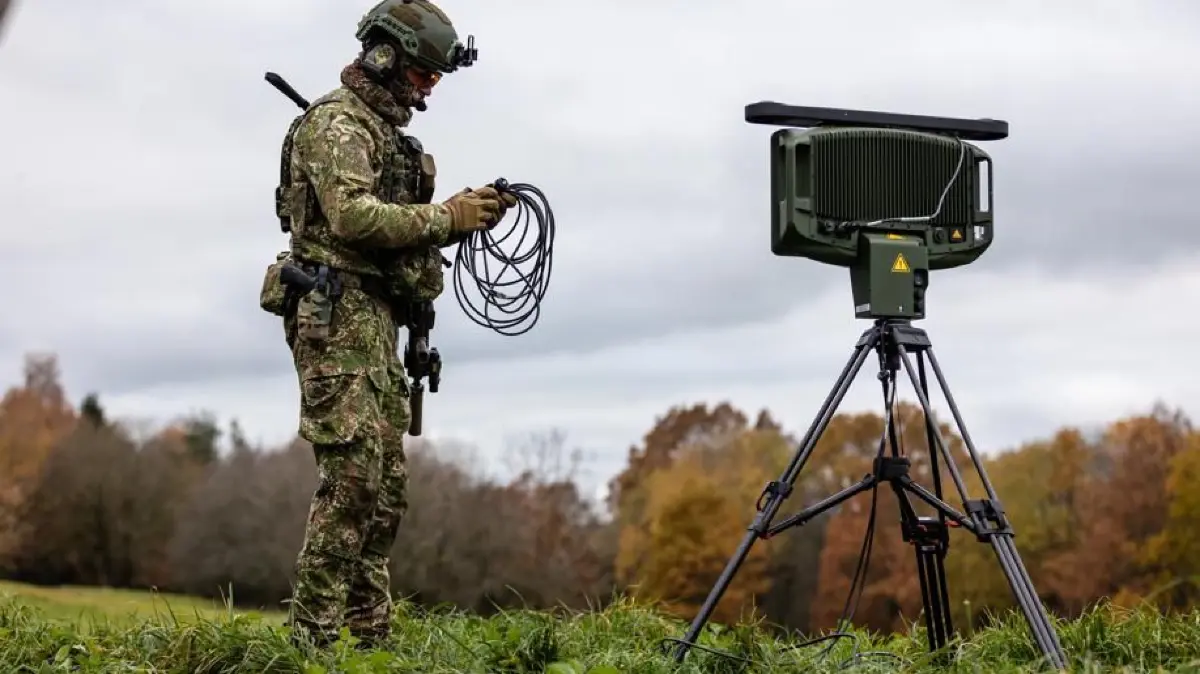 Ein Soldat baut ein Bodenradar auf, dass bei Thales Deutschland in Ditzingen hergestellt wurde.