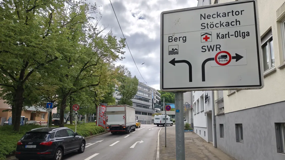 Villastraße, Lkw-Abbiegeverbot nach rechts in die Neckarstraße, Stuttgart-Ost