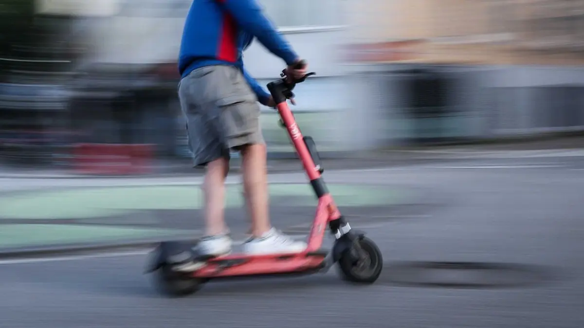 Manchmal sind Balingen und Berlin gar nicht so weit voneinander entfernt: Der Bundestag berät derzeit, wie Vermieter und Fahrer von E-Scootern stärker in die Pflicht genommen werden sollen.