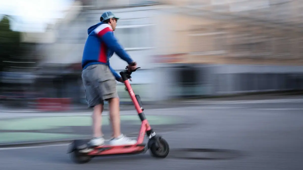 Manchmal sind Balingen und Berlin gar nicht so weit voneinander entfernt: Der Bundestag berät derzeit, wie Vermieter und Fahrer von E-Scootern stärker in die Pflicht genommen werden sollen.