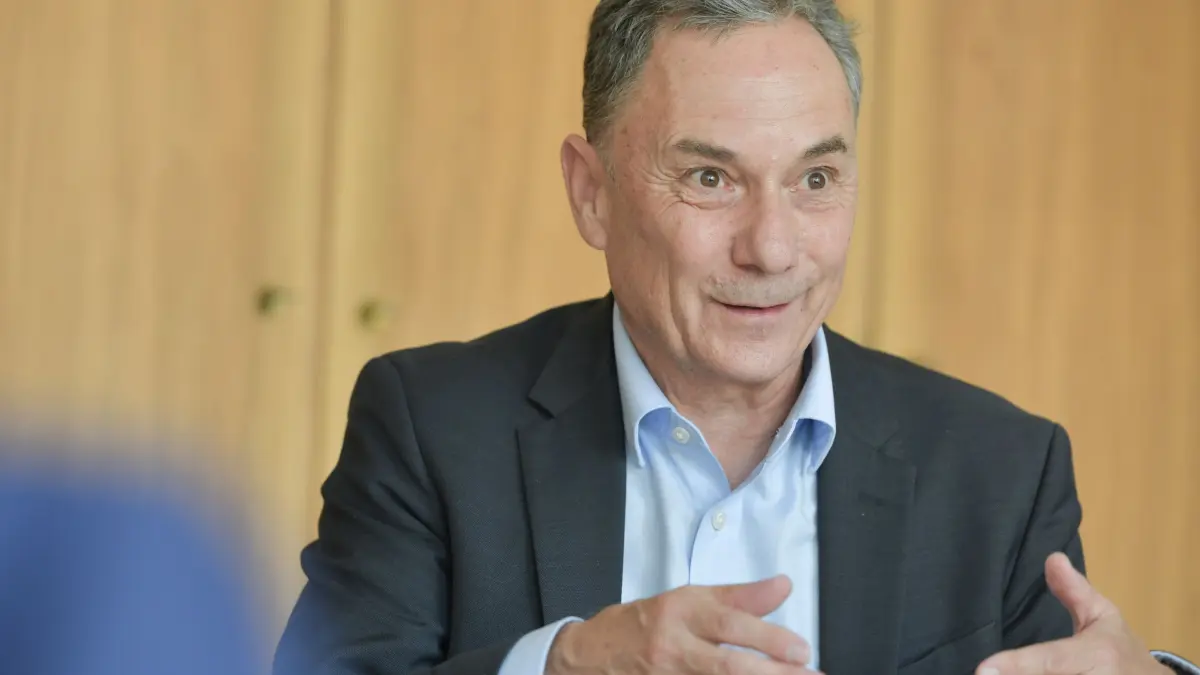 Schule Im Hoppenlau, Dr. Andreas Baitinger: Stuttgart, Interview mit dem Schulleiter der der Gewerblichen Schule Im Hoppenlau, (100 Jaehriges Jubiläum) Dr. Andreas Baitinger, Rosenbergstr. 17,
70176 Stuttgart.