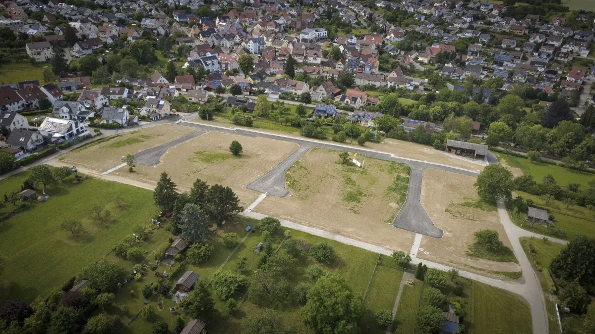 Neubaugebiet: Wimsheim - Weiteres Neubaugebiet geht in Wimsheim an den Start: 52 Wohneinheiten sollen Platz für mehr als 100 neue Bewohner bieten. Im Bild: Südlich der Friedhof