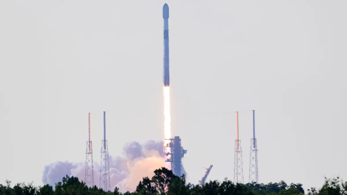 SpaceX Falcon-9-Rakete am Start: 12.06.2026, USA, Cape Canaveral: Eine SpaceX Falcon-9-Rakete mit 29 Starlink-Satelliten an Bord startet vom Space Launch Complex-40 der Cape Canaveral Space Force Station in Florida. Foto: Jennifer Briggs/ZUMA Press Wire/dpa +++ dpa-Bildfunk +++
