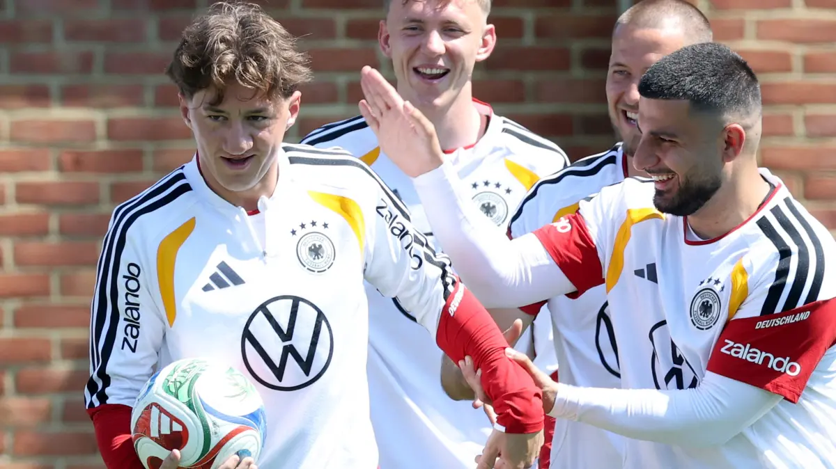 Germany Training - FIFA World Cup 2026: WINSTON-SALEM, NORTH CAROLINA - JUNE 12: Deniz Undav of Team Germany jokes with his team mate Angelo Stiller during a Team Germany training session at W. Dennie Spry Soccer Stadium on June 12, 2026 in Winston-Salem, North Carolina. Alexander Hassenstein/Getty Images/AFP (Photo by ALEXANDER HASSENSTEIN / GETTY IMAGES NORTH AMERICA / Getty Images via AFP)