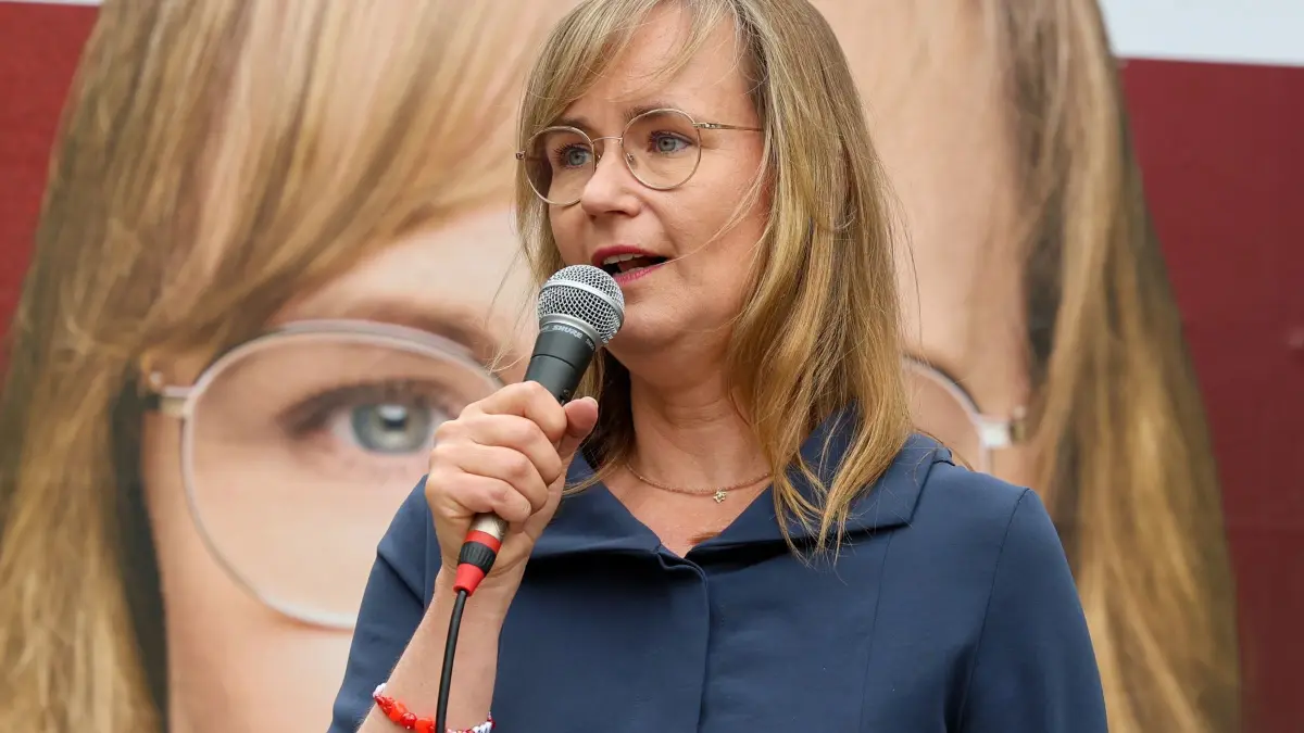 Landtagswahl Sachsen-Anhalt - Wahlkampagne Die Linke: 12.06.2026, Sachsen-Anhalt, Magdeburg: Spitzenkandidatin Eva von Angern (Die Linke) spricht während der Pressekonferenz der Linken Sachsen-Anhalt zur Vorstellung der Wahlkampagne zur Landtagswahl 2026. Foto: Peter Gercke/dpa +++ dpa-Bildfunk +++