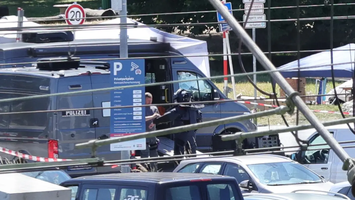 Bombendrohung in Konstanz: Verdächtiger Gegenstand gefunden: 14.06.2026, Baden-Württemberg, Konstanz: Polizisten in Schutzanzügen sind am Einsatzort. Nach einer Bombendrohung sind ein 24-Stunden-Flohmarkt und der Bahnhof in Konstanz teilweise gesperrt. Bei Durchsuchungen sei ein verdächtiger Gegenstand gefunden worden, wie eine Sprecherin der Polizei am Mittag mitteilte. Foto: Förster/swd-medien/dpa +++ dpa-Bildfunk +++