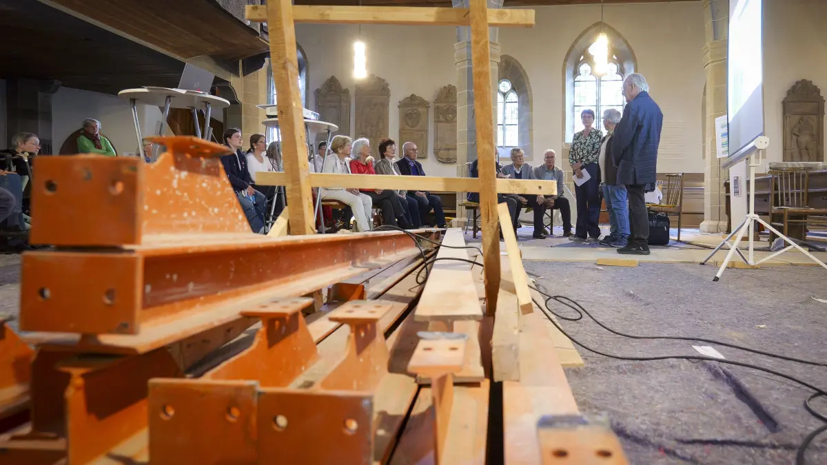 Stadtkirche: Leonberg - Wie sieht es auf der Baustelle in der Leonberger Stadtkirche aus? Architekten und andere Fachleute berichten über die Sanierungsfortschritte des 800 Jahre alten Gotteshauses