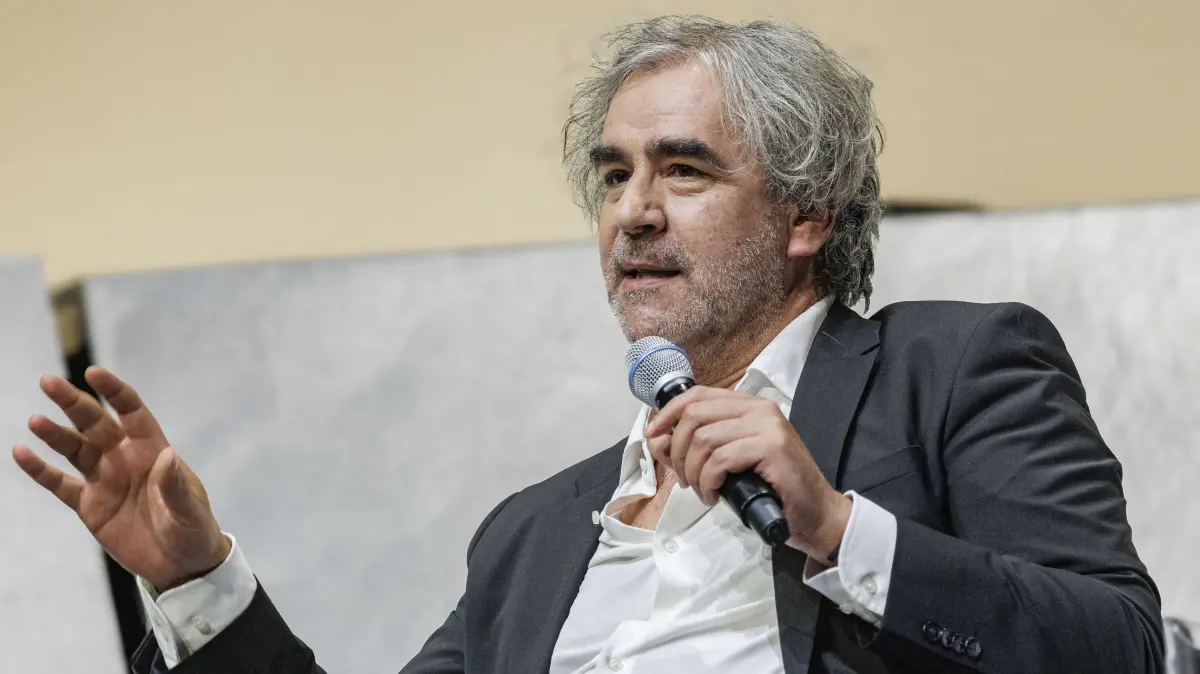 Talk mit Deniz Yücel in Düsseldorf: Deniz Yücel beim Talk im Rahmen der Gesprächsreihe 'Positionen und Perspektiven' im Düsseldorfer Schauspielhaus. Düsseldorf, 14.06.2026