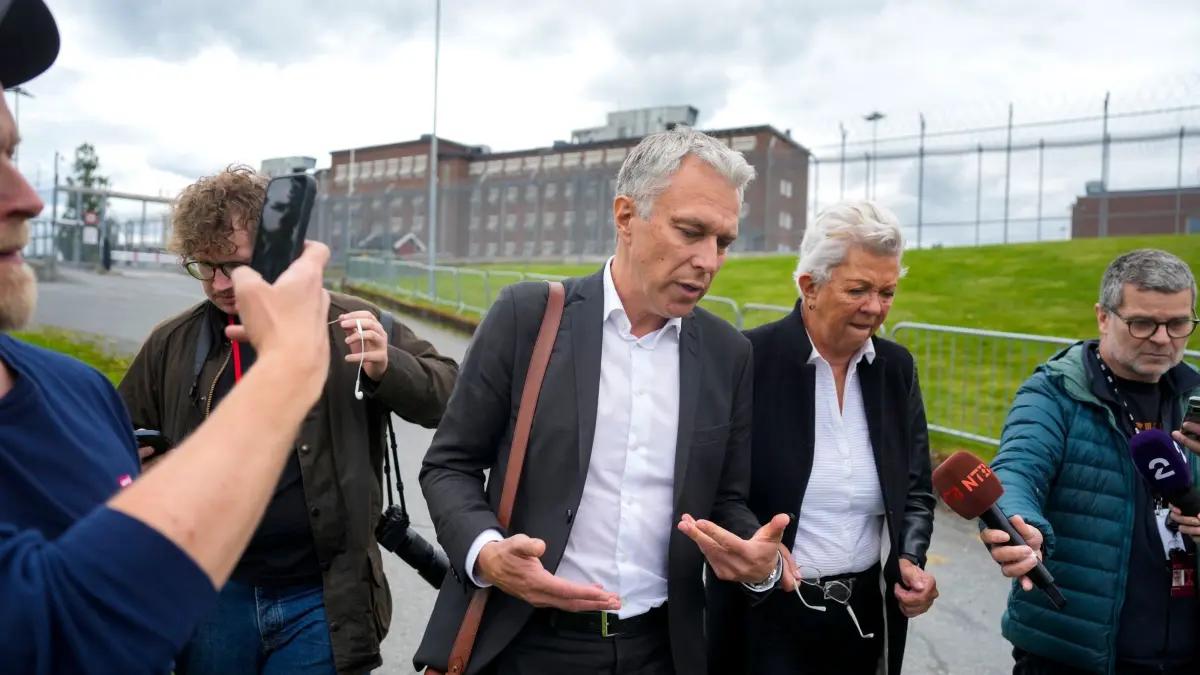 Urteil im Prozess gegen Marius Borg Høiby: 15.06.2026, Norwegen, Oslo: Die Verteidiger Ellen Holager Andenæs und Petar Sekulic verlassen das Ila-Gefängnis nach einem Treffen mit Marius Borg Høiby, der vom Bezirksgericht Oslo zu vier Jahren Haft verurteilt wurde. Es ist noch nicht bekannt, ob gegen das Urteil Berufung eingelegt wird. Foto: Javad Parsa/NTB/dpa +++ dpa-Bildfunk +++