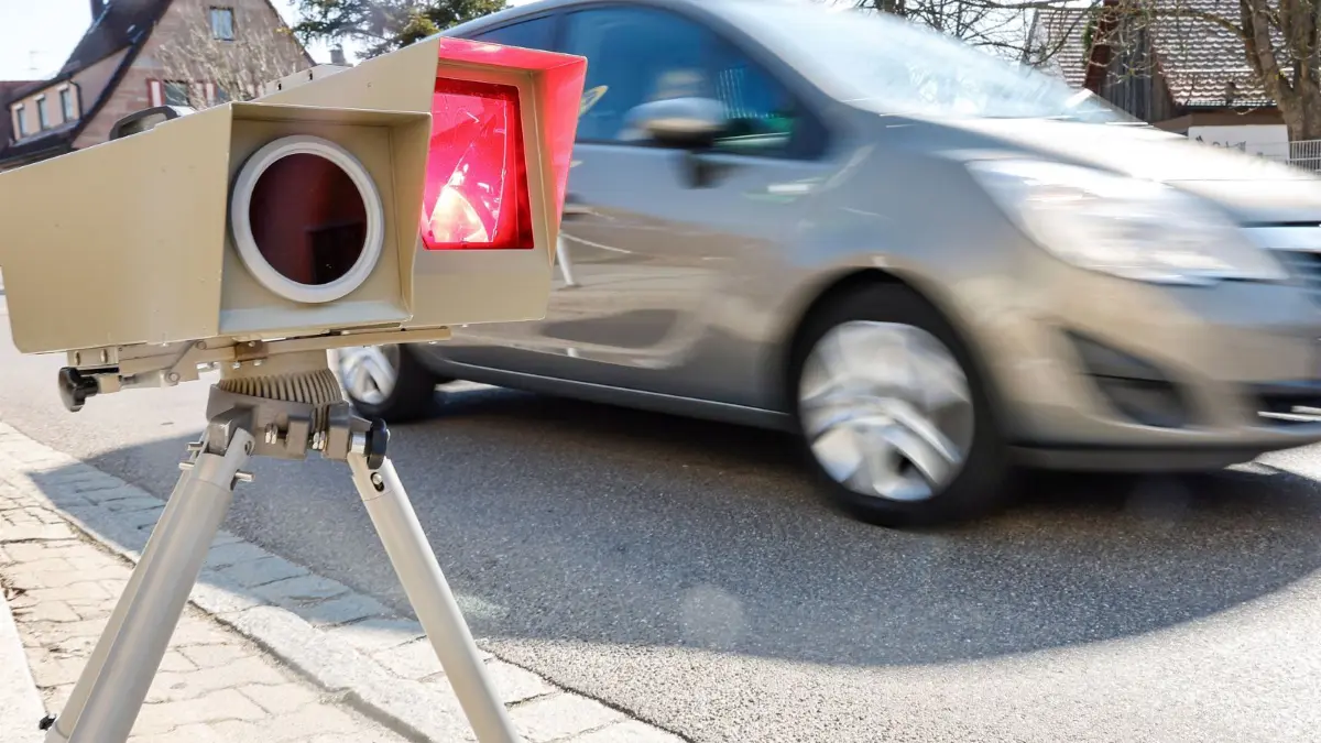 ARCHIV - 28.08.2022, Bayern, Wendelstein: Ein Geschwindigkeitsmessgerät löst vor einer Schule bei einem Auto aus. (zu dpa: «Unbekannte zünden Blitzer an - 80.000 Euro Schaden») Foto: Daniel Löb/dpa +++ dpa-Bildfunk +++