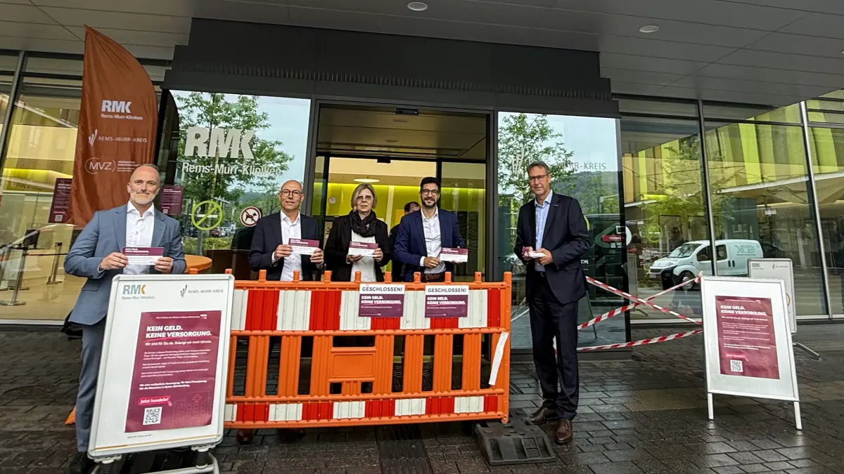 Der Rems-Murr-Kreis und die Rems-Murr-Kliniken zeigen am Aktionstag Flagge gegen das Spargesetz: Landrat Dr. Richard Sigel (r.) und Klinik-Geschäftsführer André Mertel (l.) informieren vor dem Rems-Murr-Klinikum Winnenden über die Folgen für die Bevölkerung gemeinsam mit Pflegedirektor Giancarlo Cannavò (2.v.r.), Klinikleiter Dr. Christian Schliep (2.v.l.) und der stellvertretenden Betriebsratsvorsitzenden Anja Kurth. © RMK