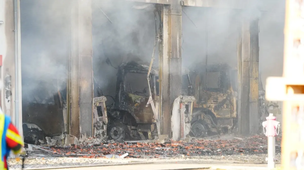 Unterensingen: Feuerwehrhaus im Vollbrand - Flammen kilometerweit sichtbar - Grosseinsatz: Feuerwehrgeraetehaus im Vollbrand, Grosseinsatz an Rettungskraeften . Rauchsaeule kilometerweit sichtbar