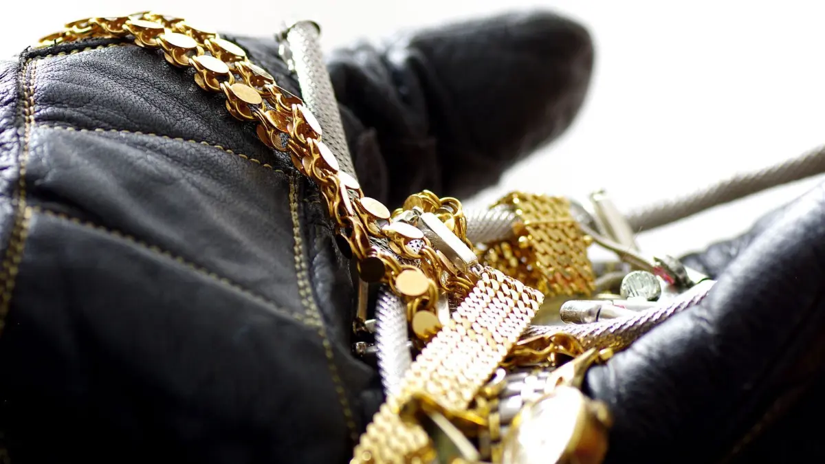 Die Trickdiebe wechselten behende den Schmuck aus.