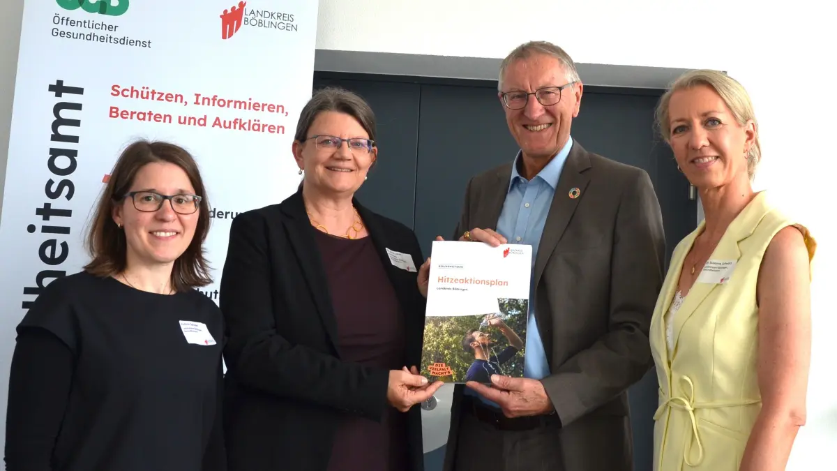 Landrat Roland Bernhard stellt mit den Mitarbeiterinnen des Gesundheitsamtes den Hitzeaktionsplan des Landkreises Böblingen vor, v.l.n.r.: Kahtrin Schulze, Leiterin Dr. Anna Leher, Landrat Bernhard, Dr. Susanne Schwarz