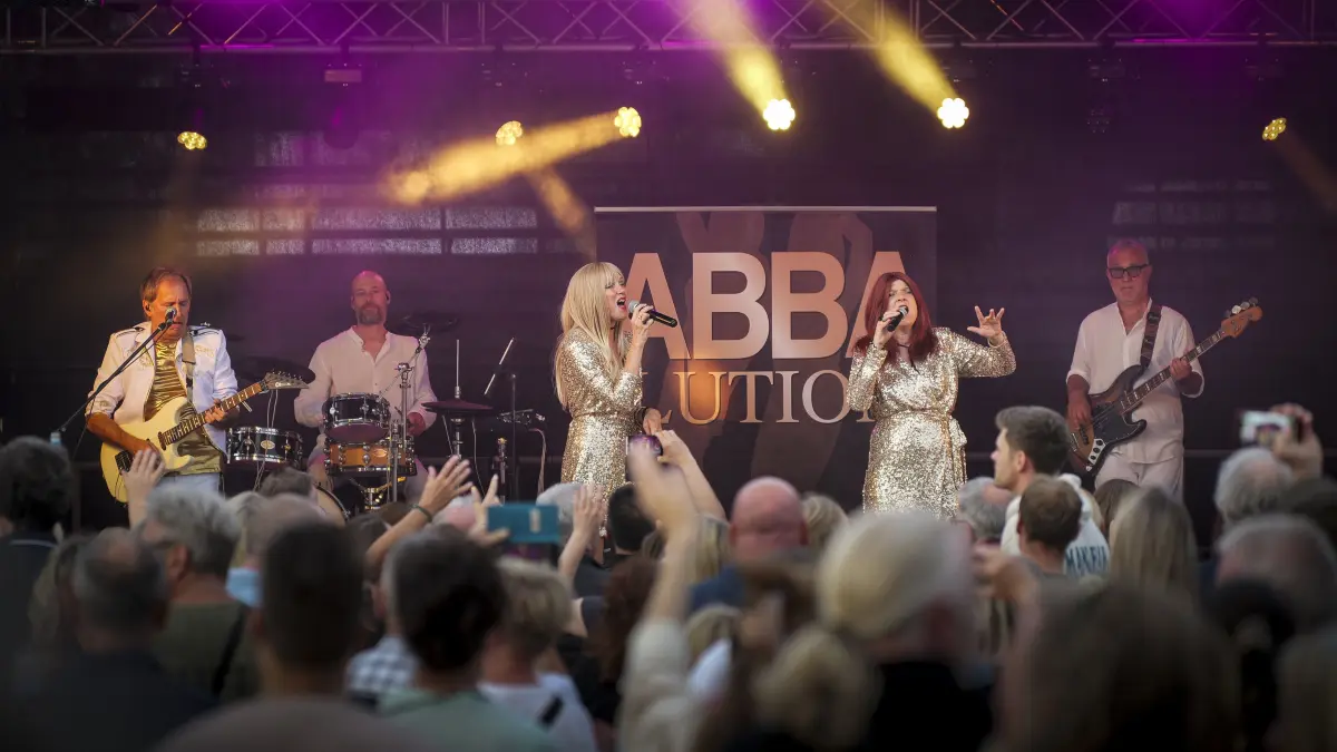 ABBA: Leonberg - Auftakt zu den Musicville -Konzerten im Leonberger Reiterstadion. Es spielen: ABBAlution.