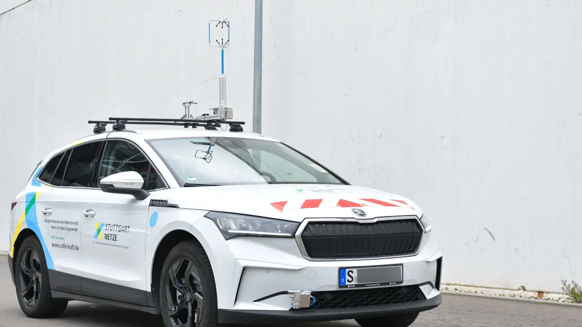 Gasdetektor-Mobil : Stuttgart, Jede Nacht und seit Neuem auch tagsüber schicken die Stuttgart Netze ein Gasdetektor-Mobil auf die Reise. Es soll Gaslecks in der Stadt erkennen. Wie läuft das ab? Wir dürfen mitfahren.
Mit an Bord: Netze-Sprecher Maximilian Hugger + Spezialisten
Im Bild: Florian Hild, Lina Rädler