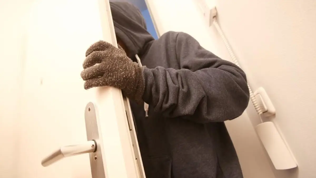 Drei Einbrecher fand ein Mann in seinem Haus vor. (zu dpa: «Mann überrascht drei Einbrecher und wird angegriffen») Einbruch Wohnung Symbolfoto Schwabo Blaulicht OV LZ