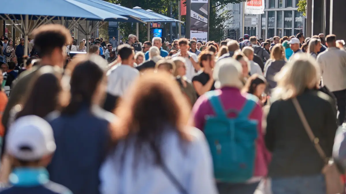 Menschen in Hamburg: ARCHIV - 24.09.2023, Hamburg: Zahlreiche Menschen gehen am verkaufsoffenen Sonntag auf der Spitalerstraße. (zu dpa: «Hamburg wächst – als eines von drei deutschen Bundesländern») Foto: Georg Wendt/dpa - ACHTUNG: Verwendung nur im vollen Format +++ dpa-Bildfunk +++