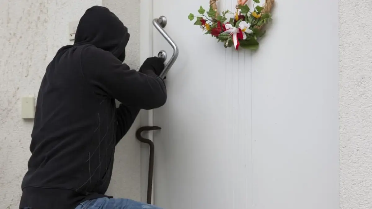 Kann schneller gehen als einem lieb ist: ein Einbruch durch die Wohnungstür. (zu dpa: «So wird Ihre Haustür möglichst einbruchssicher») Einbrecher Schwabo Blaulicht OV LZ Symbolfoto