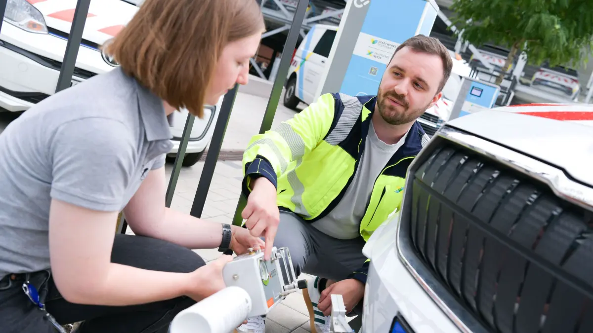 Gasdetektor-Mobil : Stuttgart, Jede Nacht und seit Neuem auch tagsüber schicken die Stuttgart Netze ein Gasdetektor-Mobil auf die Reise. Es soll Gaslecks in der Stadt erkennen. Wie läuft das ab? Wir dürfen mitfahren.
Mit an Bord: Netze-Sprecher Maximilian Hugger + Spezialisten
Im Bild: Florian Hild, Lina Rädler