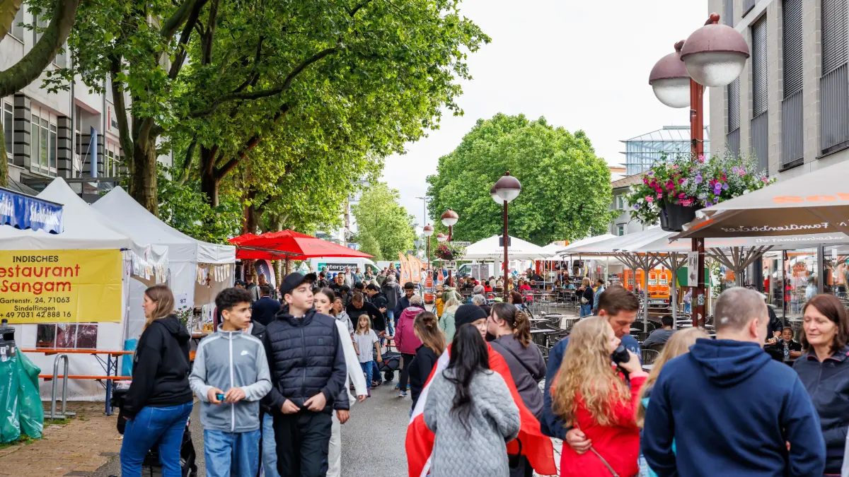 Sindelfinger Straßenfest in der Innenstadt: Die Menschen tanzen, singen, schlemmen und feiern die Sindelfinger Internationalität.