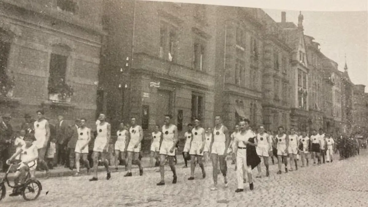 Kraftsportverein beim Umzug 1928 durch Heslach